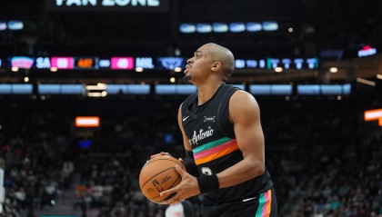 九游下载-定海神针！凯尔登·约翰逊19中9拿到21分5助 正负值+9